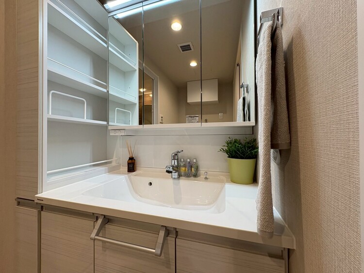 その他 清潔感を感じられる洗面化粧台。