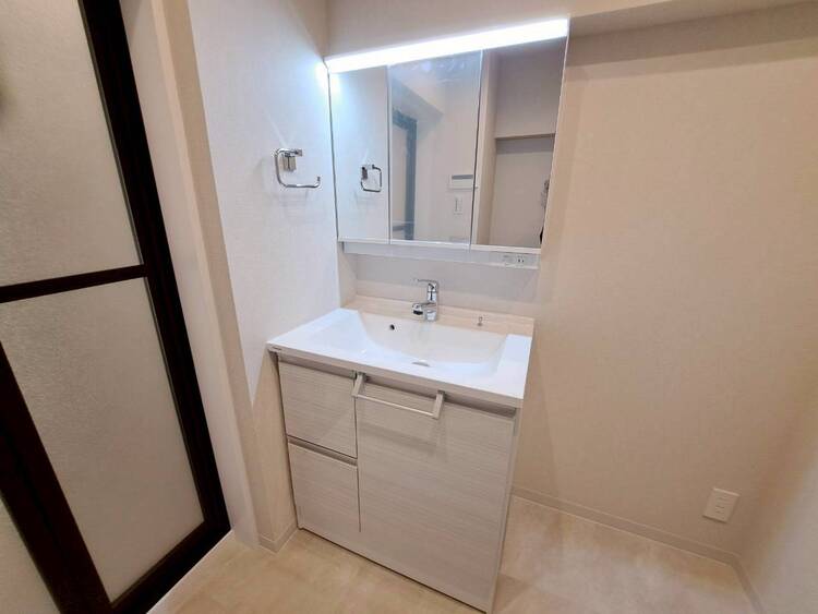 その他 清潔感を感じられる洗面化粧台。