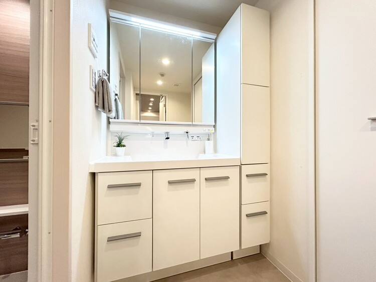 その他 清潔感を感じられる洗面化粧台。