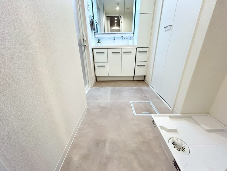 その他 十分な広さの脱衣所。