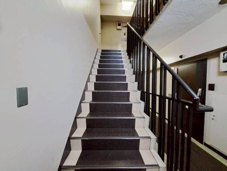 その他 共用部の階段です。明るく清潔に管理されています。