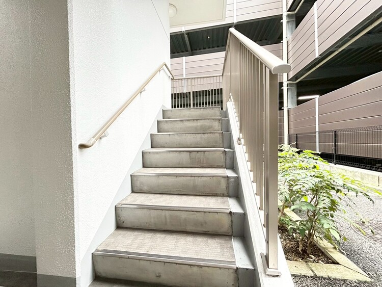 その他 共用部の階段です。明るく清潔に管理されています。