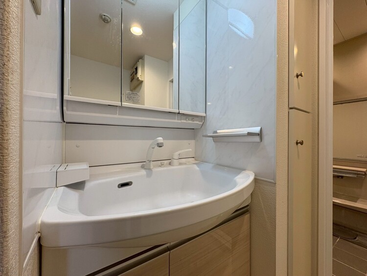 その他 清潔感を感じられる洗面化粧台。