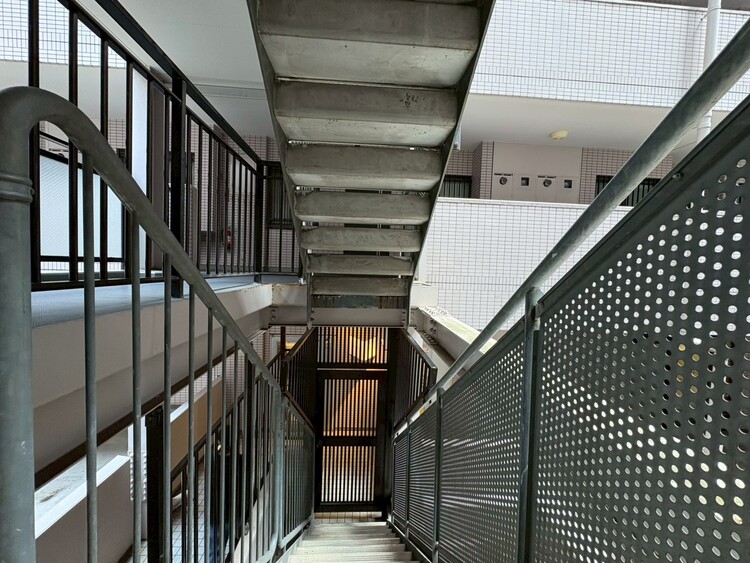 その他 共用部の階段です。明るく清潔に管理されています。