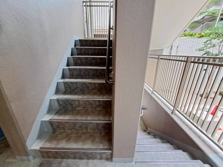 その他 共用部の階段です。明るく清潔に管理されています。