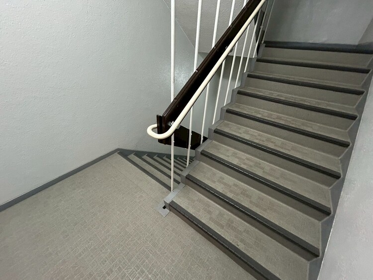 その他 共用部の階段です。明るく清潔に管理されています。