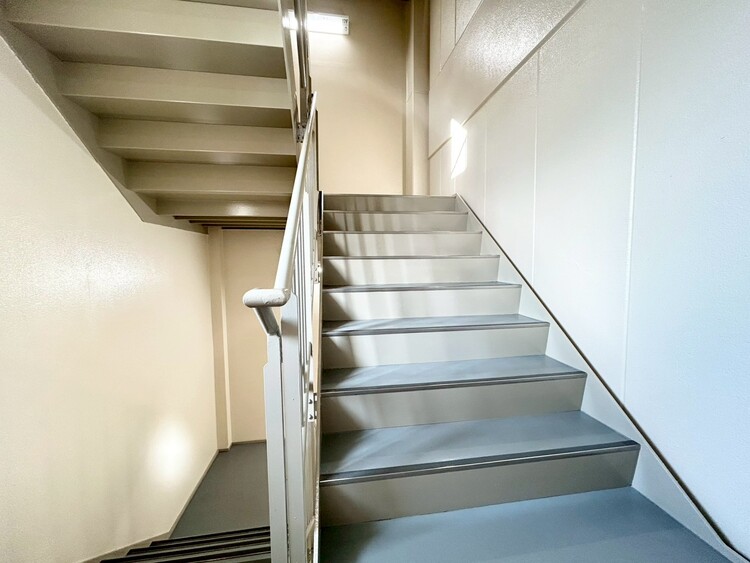その他 共用部の階段です。明るく清潔に管理されています。