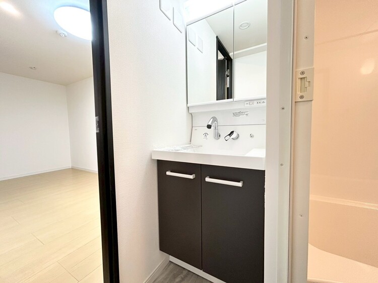 その他 清潔感を感じられる洗面化粧台。