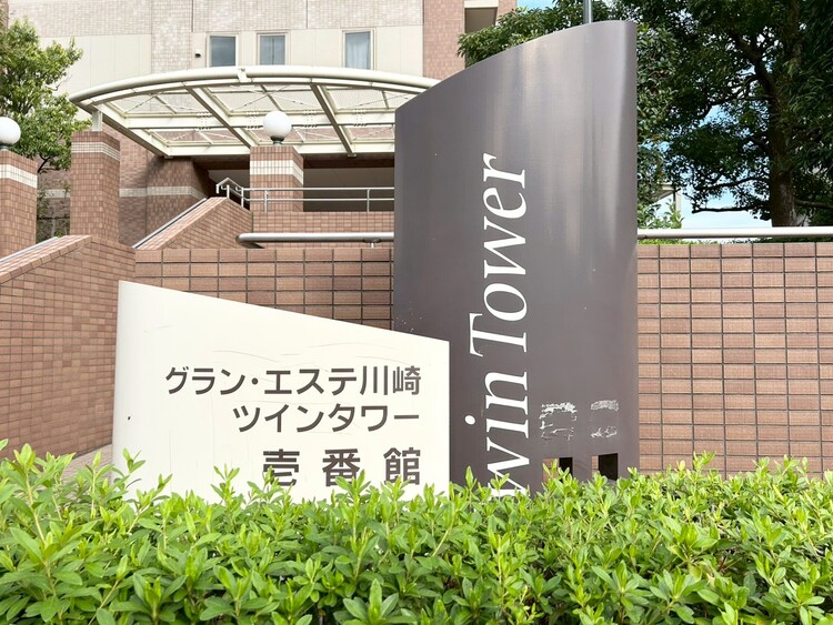 その他 スタイリッシュなエンブレム。お洒落なマンションは入り口から。