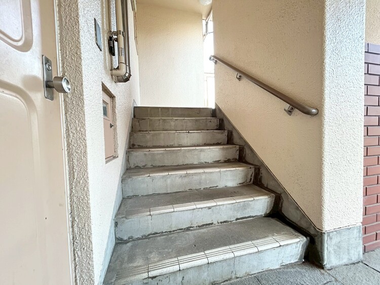 その他 共用部の階段です。明るく清潔に管理されています。