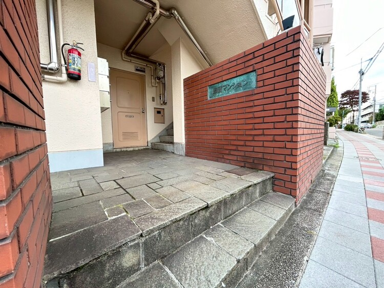 その他 上質感漂う玄関アプローチです。