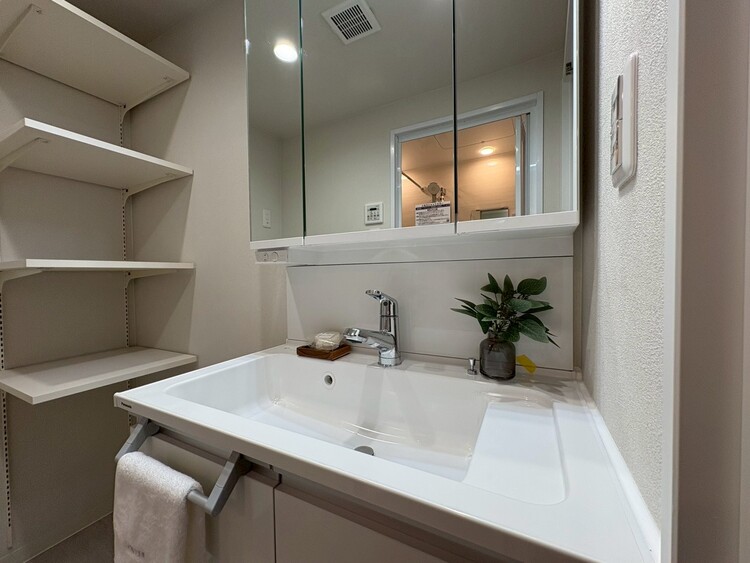 その他 清潔感を感じられる洗面化粧台。