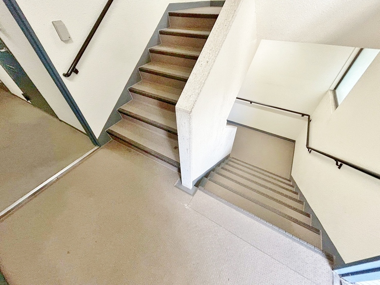 その他 共用部の階段です。明るく清潔に管理されています。