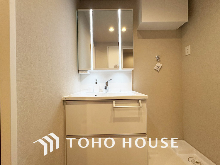 洗面 新規設置の洗面化粧台。収納豊富で使い勝手の良い3面鏡です