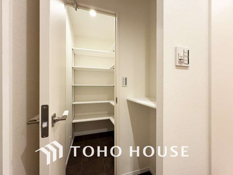 収納 大型荷物も安心、玄関にはたっぷり収納の「シューズインクローク」付きです