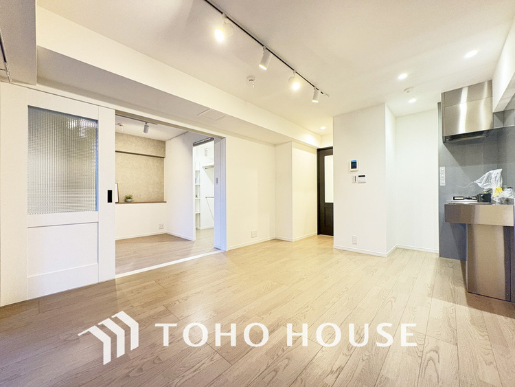 内装 窓越しに射し込む自然光が風合い豊かな室内を照らし出し、落ち着きのある上品な空間を演出します。