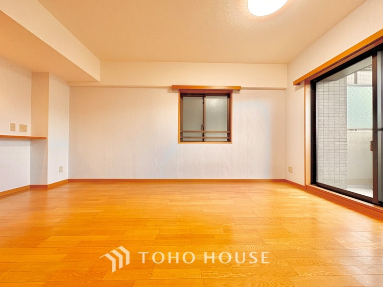 内装 ここにはみんなが集い、食事と楽しい会話が始まる。話に夢中になりすぎて、ついつい時を忘れ夜半過ぎになってしまう。そんな束の間の幸せを感じさせてくれる場所でありたい。