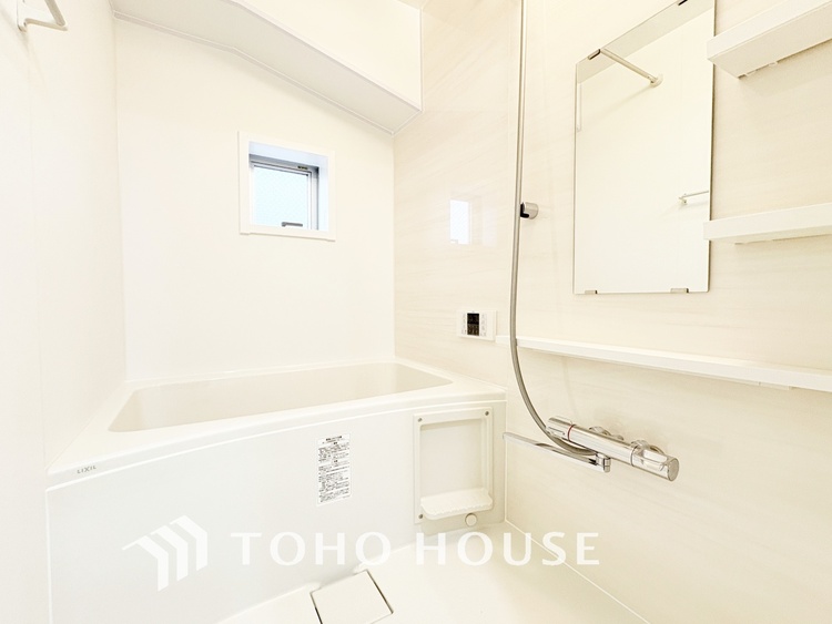 風呂 【Bathroom】『一日の疲れを落としてくれる場所は、一番落ち着く場所でなければならない』高級感溢れるカラーと大きさ・柔らかな曲線で構成された半身浴も楽しめるバスタブが心地よさをもたらします。