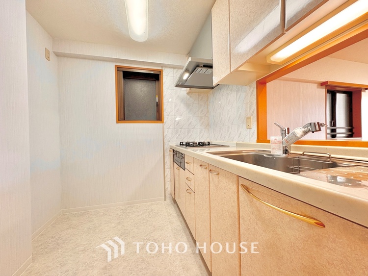 キッチン 【Kitchen】調理しながらもご家族のお顔が見れるカウンターキッチン。ついつい料理中お子様の様子が気になるもの。安心してお料理に取り組んでいただけます。会話だって自然とはずむはず。