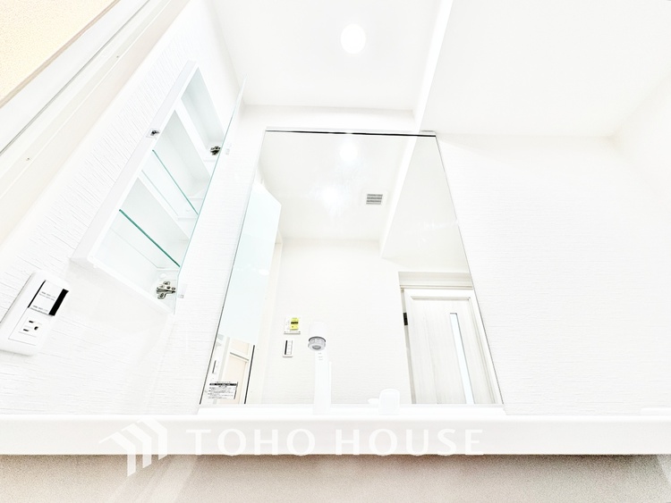 洗面 【Wash basin】十分な大きさの洗面台は収納もさる事ながら、身だしなみチェックや歯磨きなど、朝の慌ただしい時間でもホテルライクなスペースで余裕とゆとりを感じて頂けます。