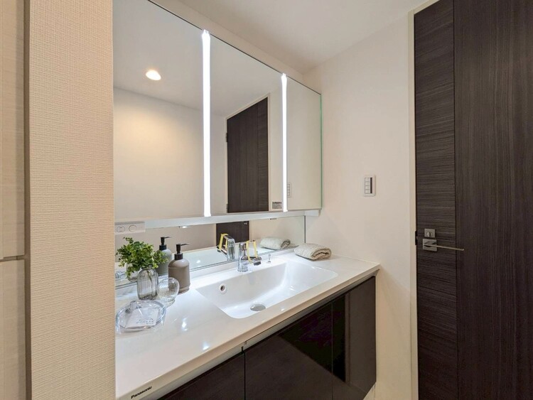 その他 清潔感を感じられる洗面化粧台。