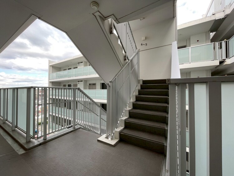 その他 共用部の階段です。明るく清潔に管理されています。