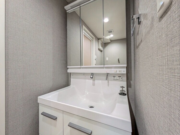 その他 清潔感を感じられる洗面化粧台。