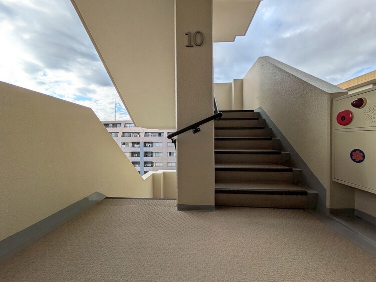 その他 共用部の階段です。明るく清潔に管理されています。