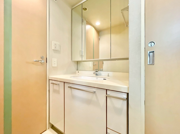 その他 清潔感を感じられる洗面化粧台。