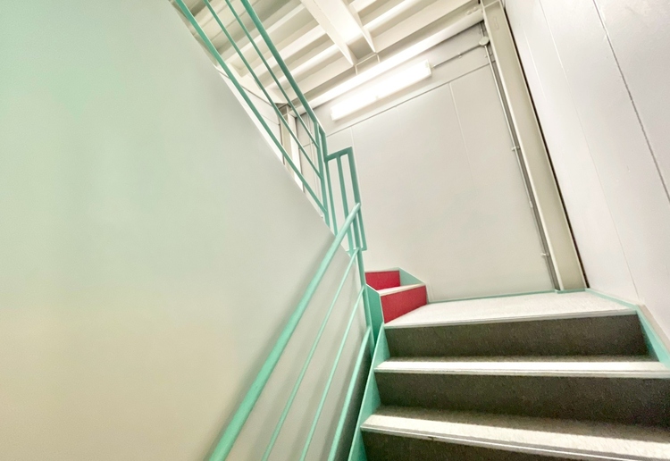 その他 共用部の階段です。明るく清潔に管理されています。