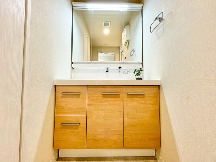 その他 清潔感を感じられる洗面化粧台。