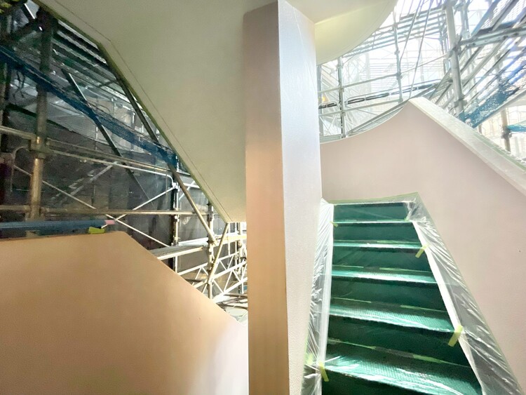 その他 共用部の階段です。明るく清潔に管理されています。