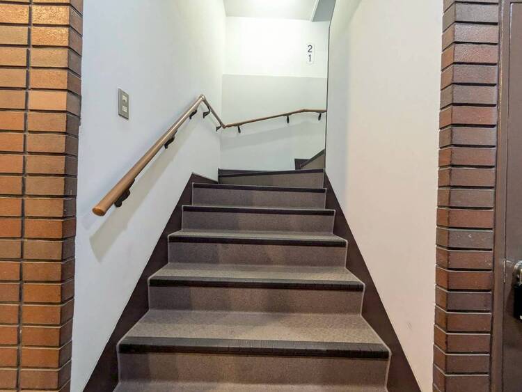 設備 共用部の階段です。明るく清潔に管理されています。