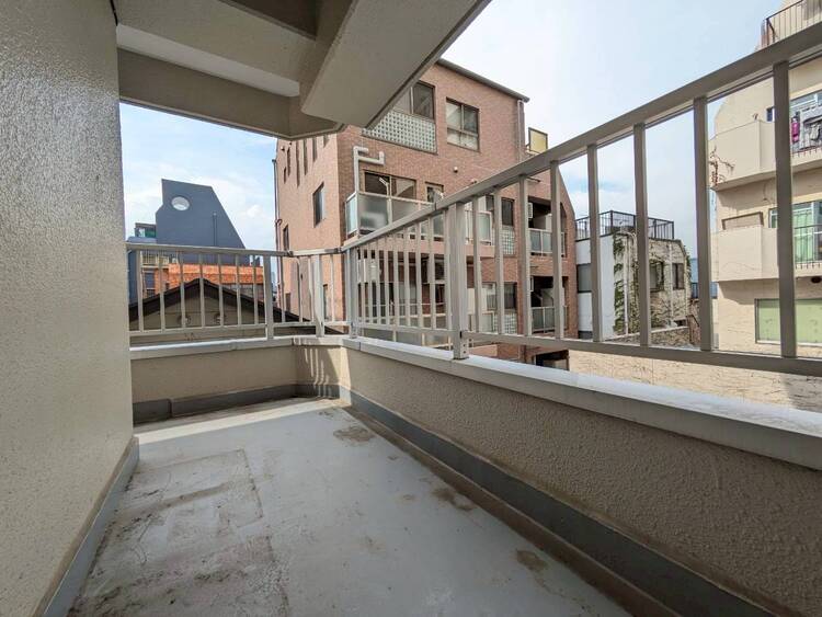 バルコニー 朝の澄んだ空気や、夕方に吹く清々しい風を感じられるバルコニー。