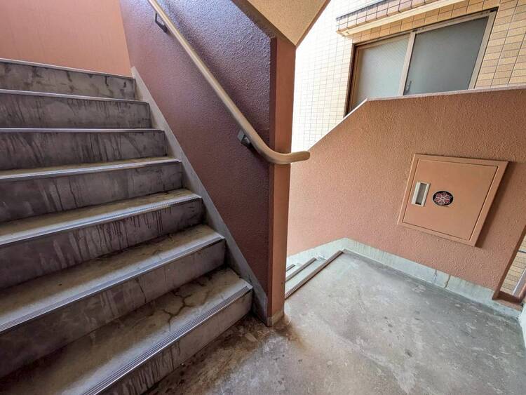その他 共用部の階段です。明るく清潔に管理されています。