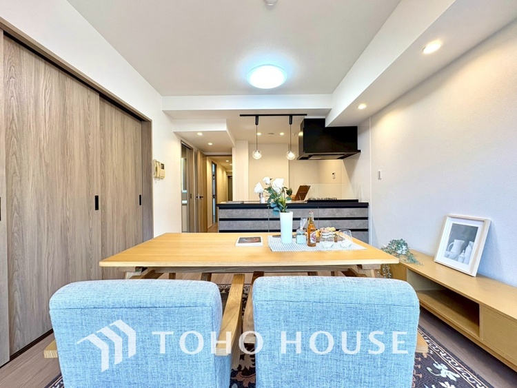 内装 【LIVING】◆陽光◆が差し込む。この開放的なLDKに家族の笑顔が集う。家族が一緒に過ごす空間は明るく、そして居心地よく。