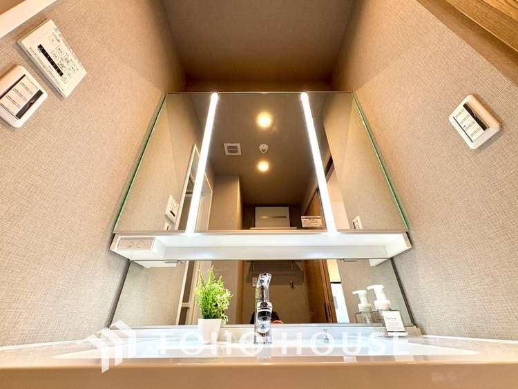 洗面 【WASHROOM】◆快適◆煌びやかな暮らしの中にも忘れたくない快適さ。大きな収納が助けてくれます。