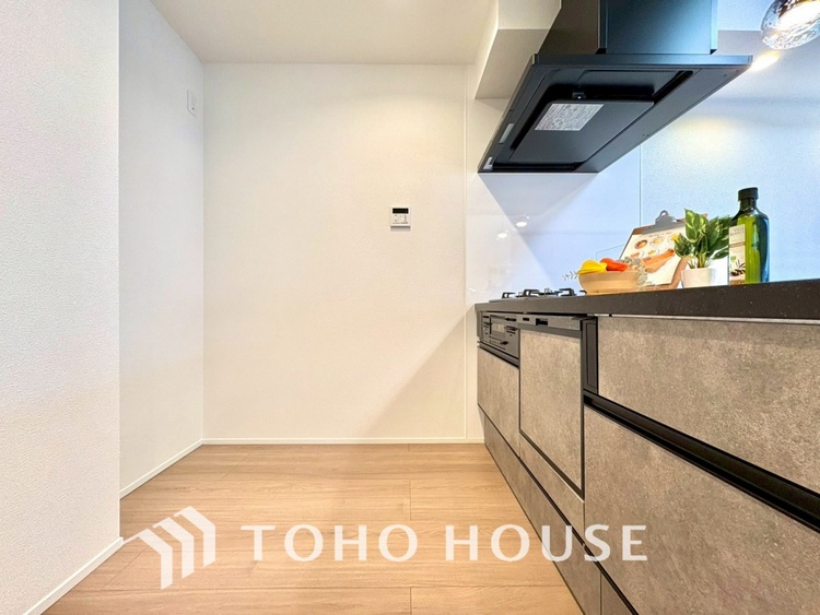 その他 【KITCHEN】◆開放的◆後片付けが楽なシステムキッチン。収納スペースの充実！