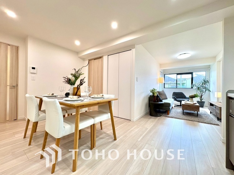 内装 【LIVING】◆扉を◆開くとこの景色。家族の”おかえり”の声が聞こえてきそう。