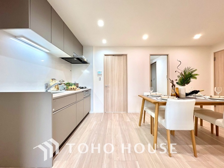 内装 【LIVING】◆住む喜び、楽しさ、感動◆を君と共有したい。いつまでもずっと家族を見渡せるこの広い空間で。