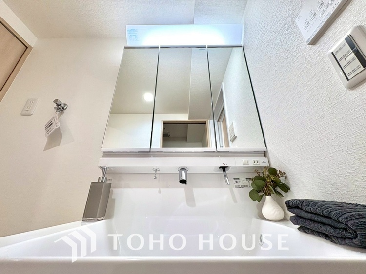 洗面 【WASHROOM】◆快適◆煌びやかな暮らしの中にも忘れたくない快適さ。大きな収納が助けてくれます。