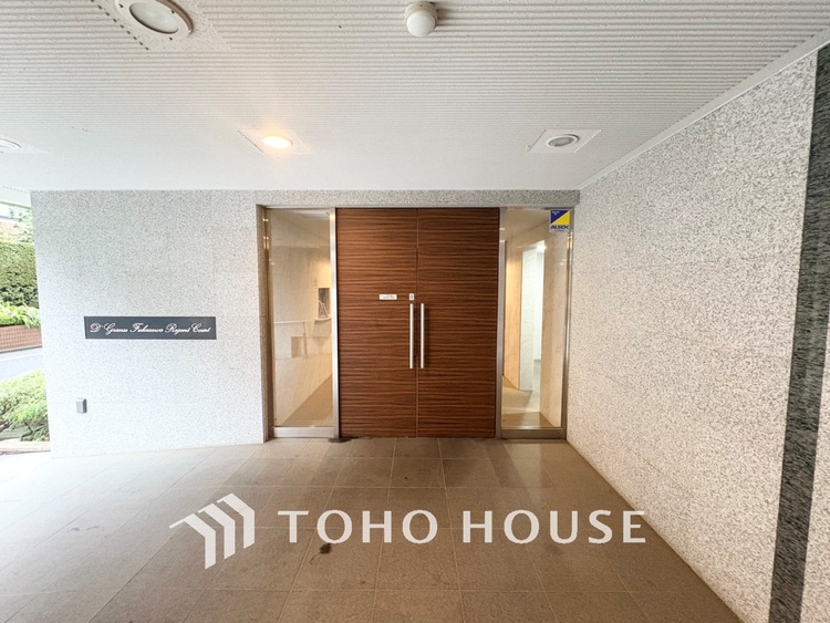 エントランス 【ENTRANCE】◆家族◆家で家族と過ごす時間は限られている。帰りを待つ家族の元へと急ぐときの弾む思い。そんな思いを引き立てる邸宅。