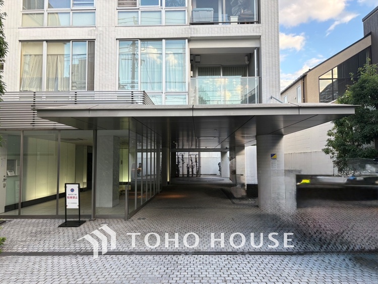 エントランス 【ENTRANCE】◆家族◆家で家族と過ごす時間は限られている。帰りを待つ家族の元へと急ぐときの弾む思い。そんな思いを引き立てる邸宅。