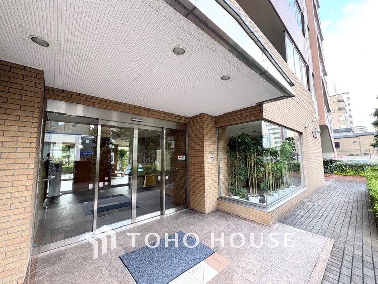 エントランス 【ENTRANCE】◆家族◆家で家族と過ごす時間は限られている。帰りを待つ家族の元へと急ぐときの弾む思い。そんな思いを引き立てる邸宅。