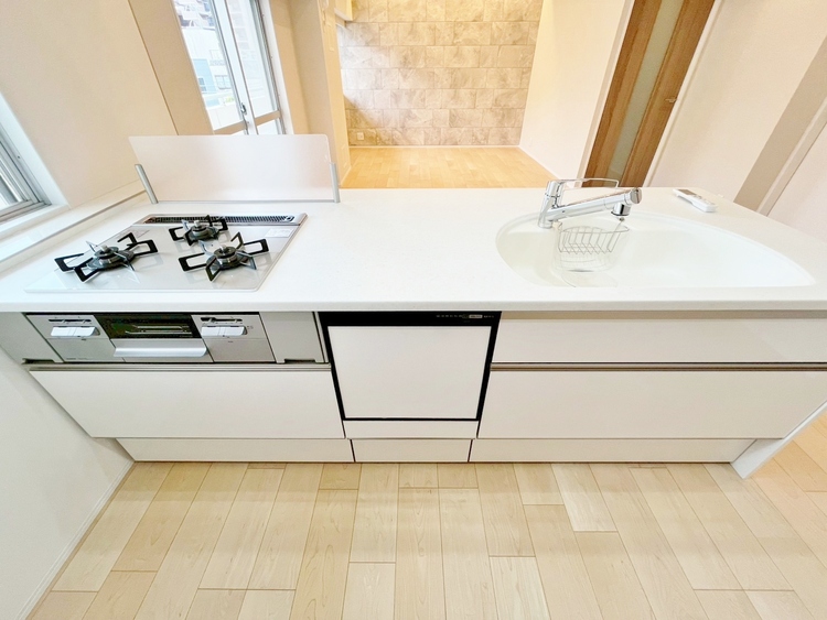 キッチン スマートな意匠と充実の機能を備えたキッチンが、暮らしにおいしい彩りを添えます。