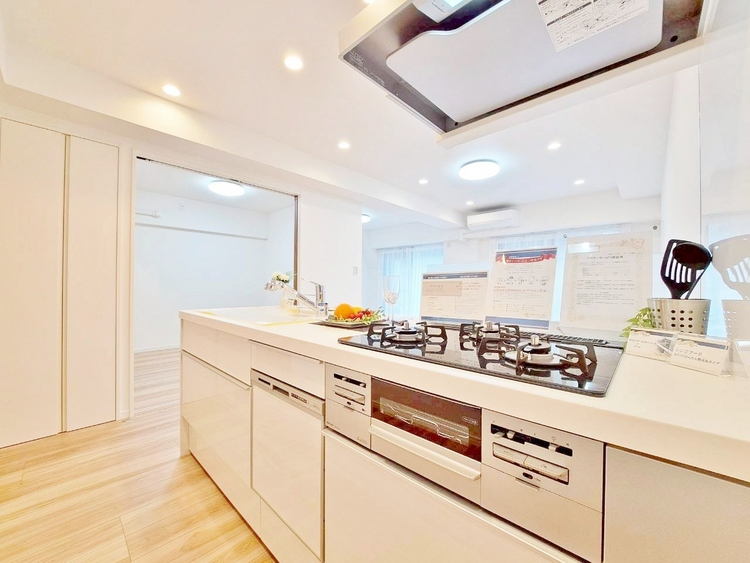 キッチン スマートな意匠と充実の機能を備えたキッチンが、暮らしにおいしい彩りを添えます。