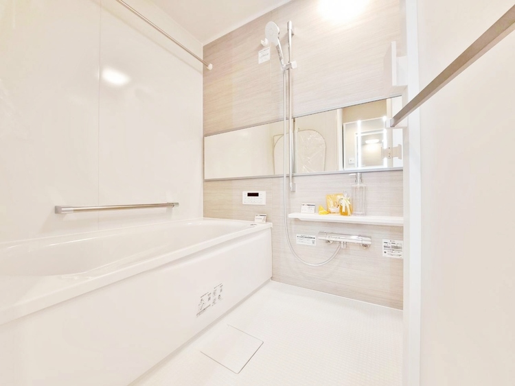 風呂 一日の疲れを癒すバスルームは、心地よいリラックスを叶える清潔感溢れる空間です。