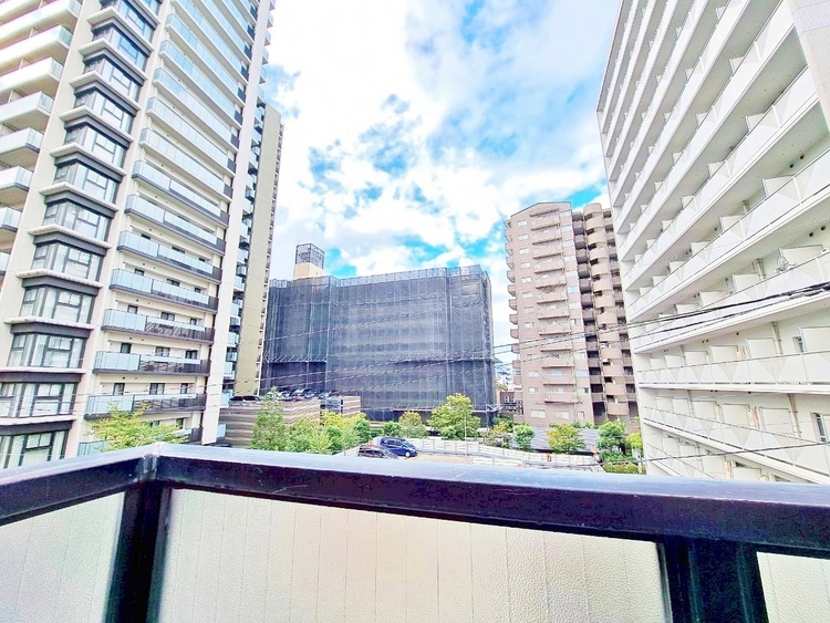 バルコニー 窓を開けると広がる青空。心をリフレッシュして日々を過ごしていきましょう。
