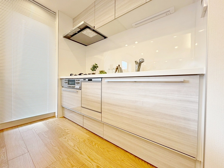 キッチン スマートな意匠と充実の機能を備えたキッチンが、暮らしにおいしい彩りを添えます。