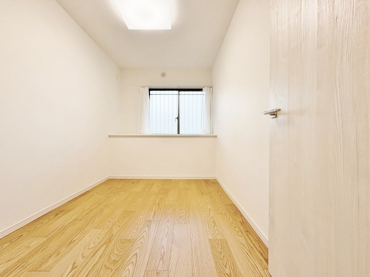 寝室 ベッドも十分に設置するスペースがあります。